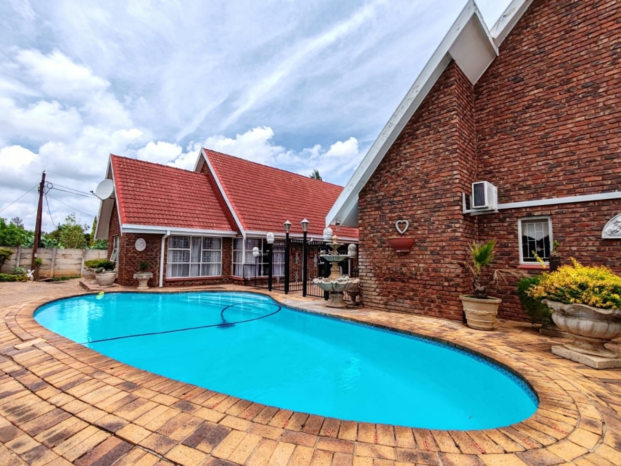 3 Bedroom Property for Sale in Van Der Hoff Park North West